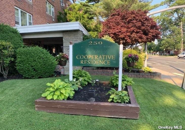 Residential Lease at 250 W Merrick Road # 3M Freeport, New York 11520 United States