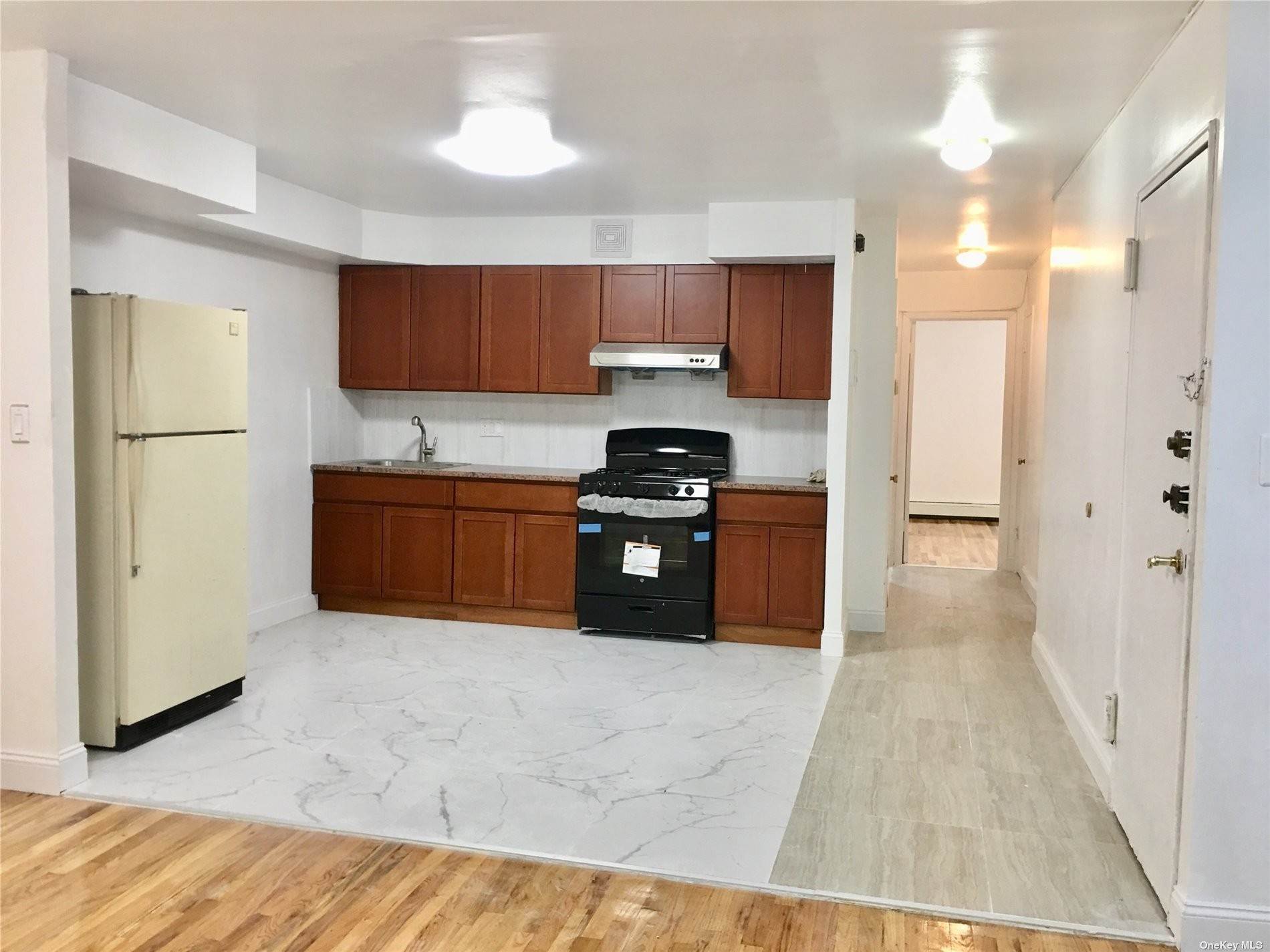 Residential Lease الساعة 223-06 56th Avenue # 2nd Fl Oakland Gardens, New York 11364 United States