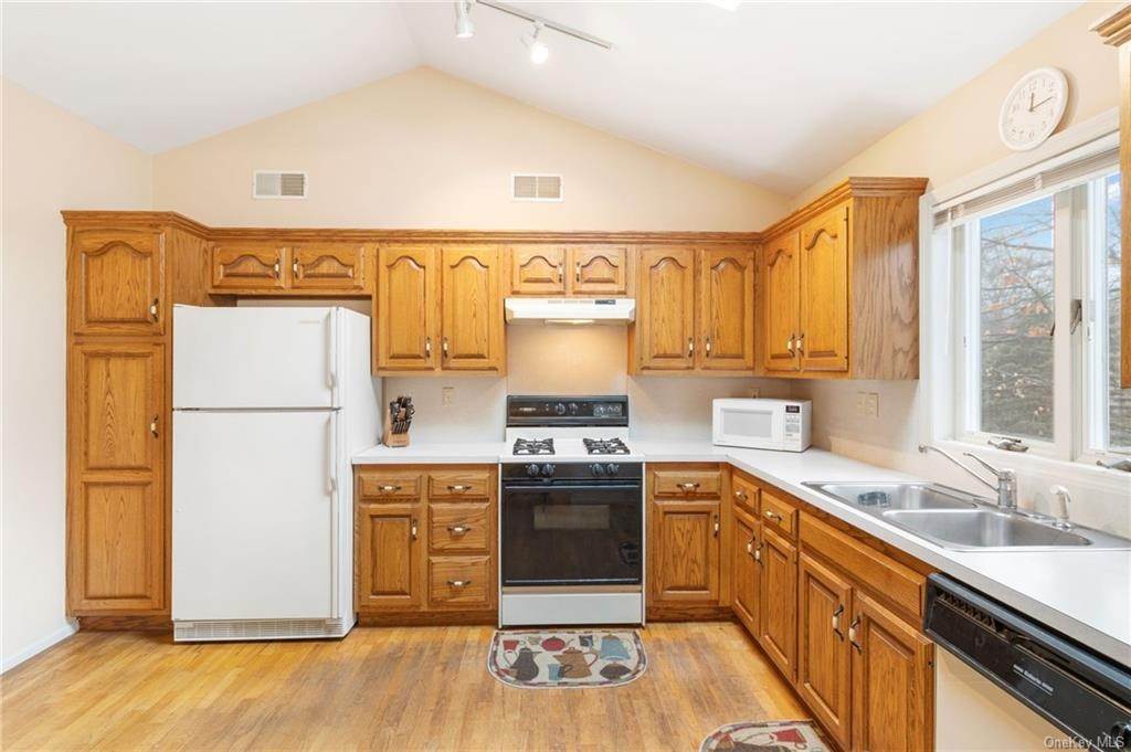 10. Residential for Sale at 5 Lauren Road Palisades, New York 10964 United States