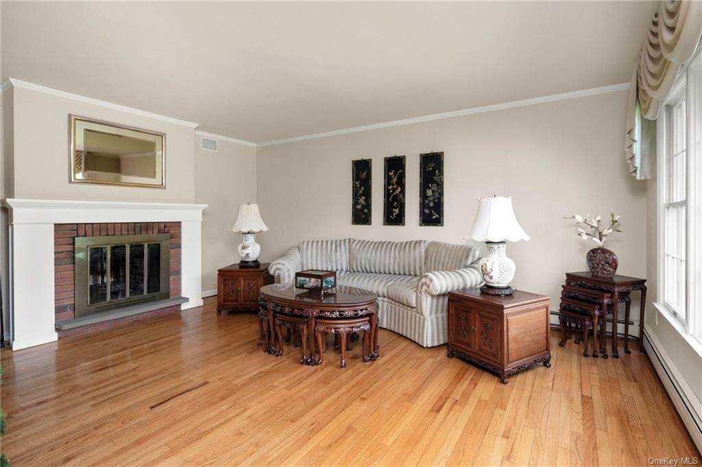 13. Residential for Sale at 176 Deerfield Lane N Pleasantville, New York 10570 United States