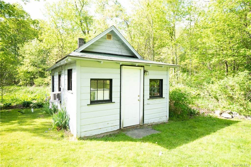13. Residential for Sale at 404 N Riverside Road Highland, New York 12528 United States