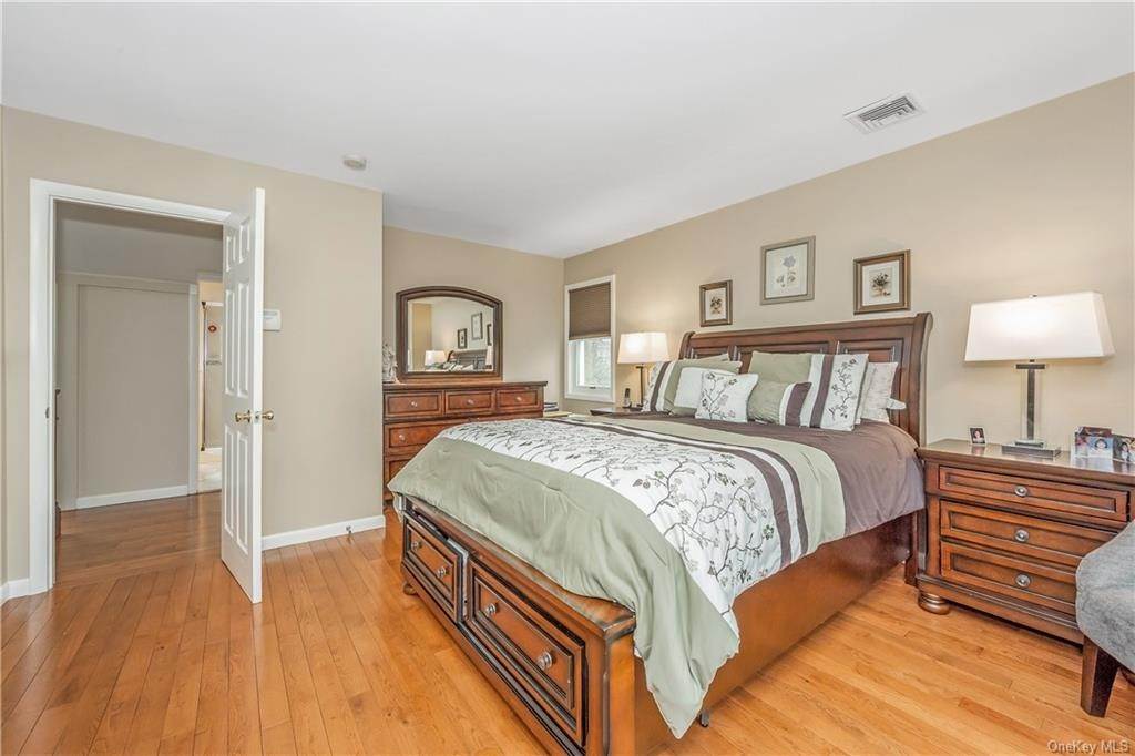 13. Residential for Sale at 1519 Pine Knoll Lane Mamaroneck, New York 10543 United States