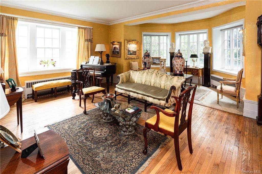 14. Residential for Sale at 1 Eastbourne # 1G Bronxville, New York 10708 United States