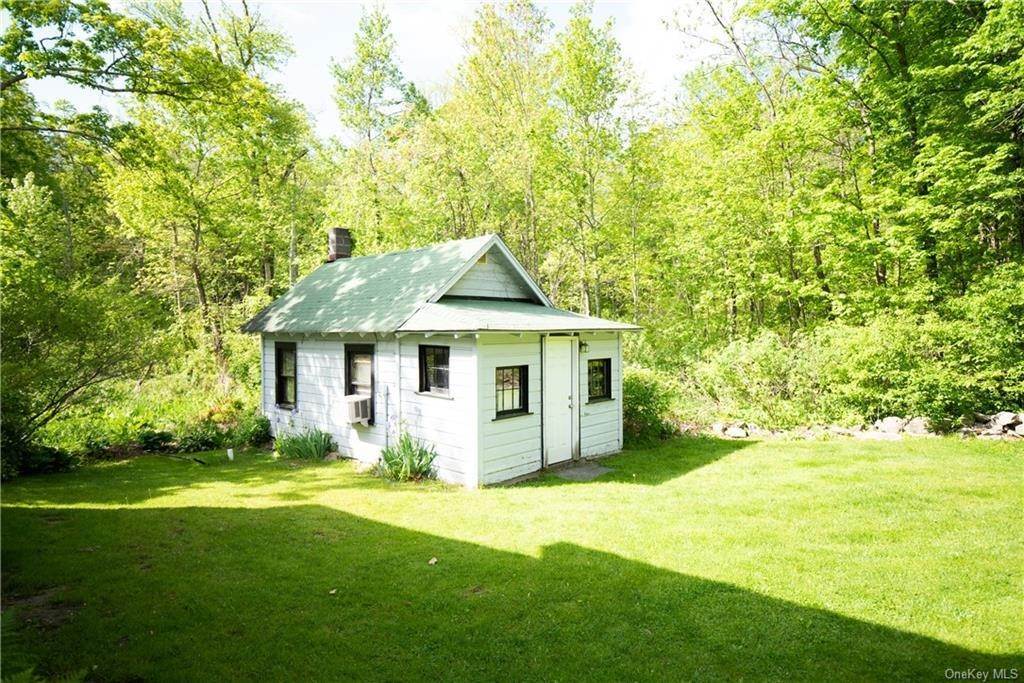 15. Residential for Sale at 404 N Riverside Road Highland, New York 12528 United States