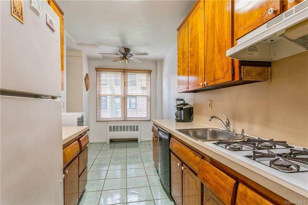 15. Residential for Sale at 953 W Boston Post Road # 1S Mamaroneck, New York 10543 United States
