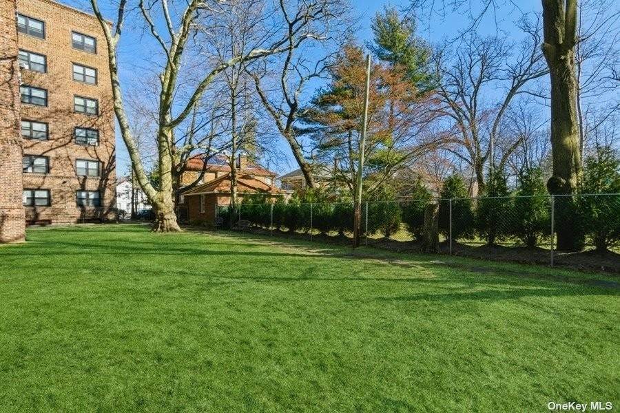 16. Residential for Sale at 141 Wyckoff Plc. # 5F Woodmere, New York 11598 United States