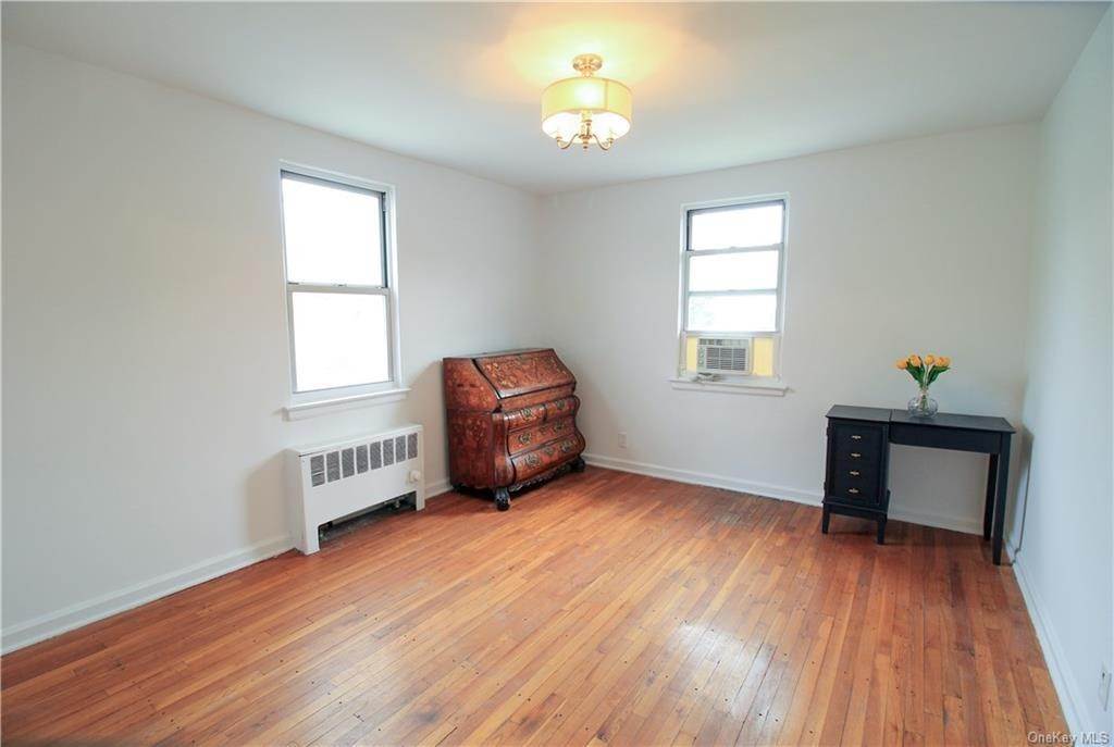 16. Residential for Sale at 9 Bryant Crescent # 2i White Plains, New York 10605 United States