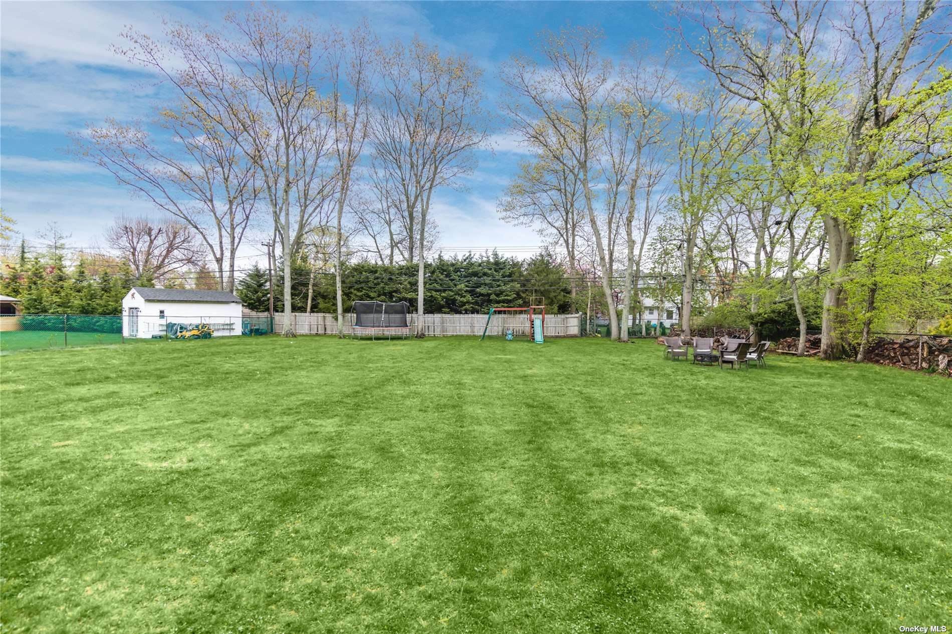 17. Residential for Sale at 15 N Ingelore Court Smithtown, New York 11787 United States