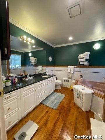 17. Residential for Sale at 252-24 Leith Road Little Neck, New York 11362 United States