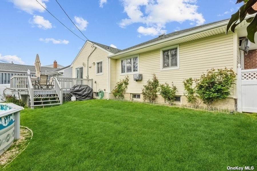17. Residential for Sale at 2880 Lindale Street Wantagh, New York 11793 United States