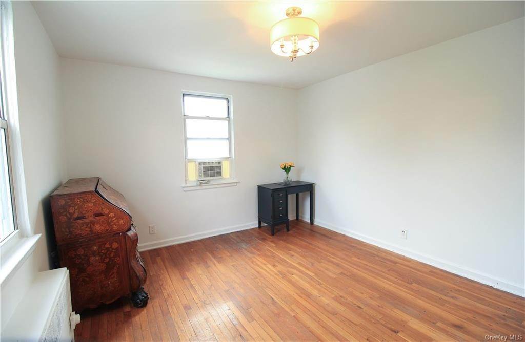 17. Residential for Sale at 9 Bryant Crescent # 2i White Plains, New York 10605 United States