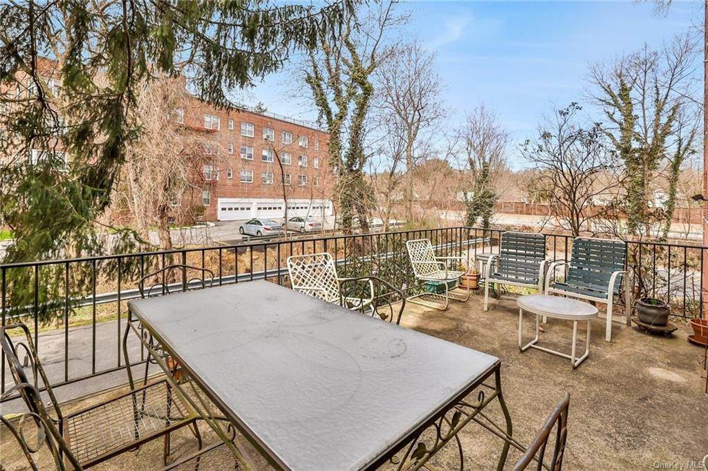 18. Residential for Sale at 811 Palmer # 1E Bronxville, New York 10708 United States