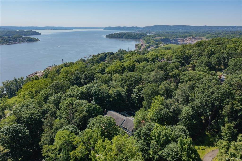 18. Residential for Sale at 155 Mott Farm Road Tomkins Cove, New York 10986 United States