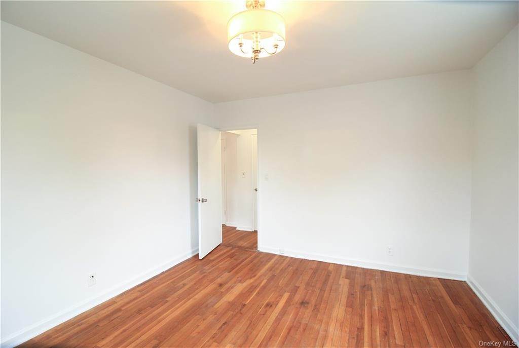 18. Residential for Sale at 9 Bryant Crescent # 2i White Plains, New York 10605 United States