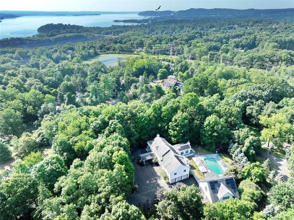 2. Residential for Sale at 4 Foxwood Drive Tomkins Cove, New York 10986 United States