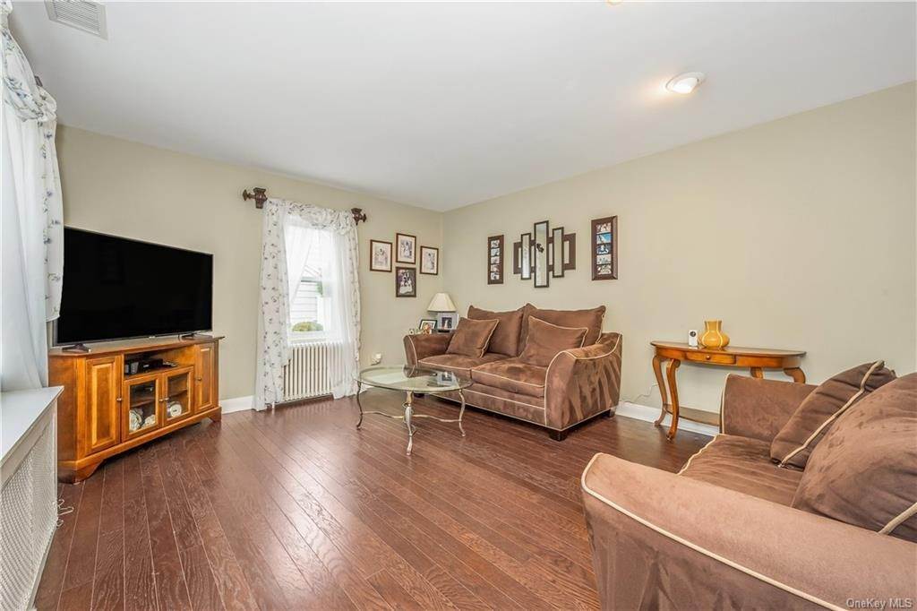 2. Residential for Sale at 1519 Pine Knoll Lane Mamaroneck, New York 10543 United States