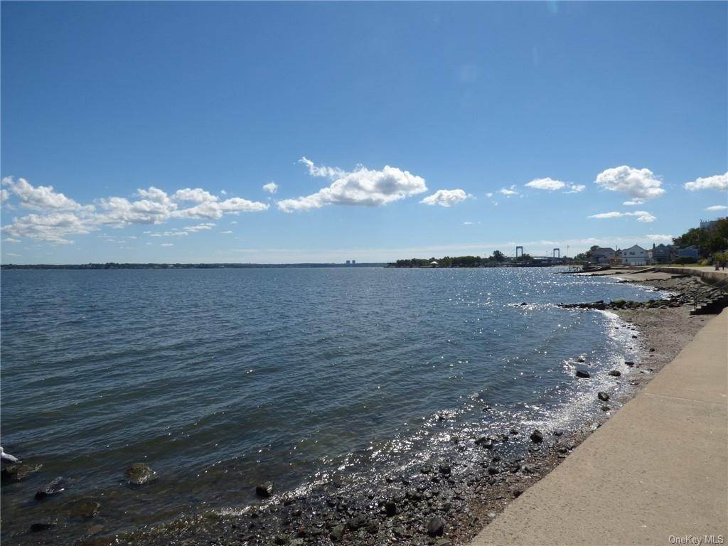 20. Residential for Sale at 1 C Edgewater Park # 1 C Bronx, New York 10465 United States