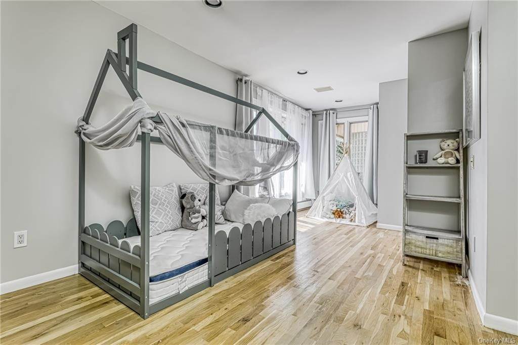 20. Residential for Sale at 3 Turnberry Court New City, New York 10956 United States