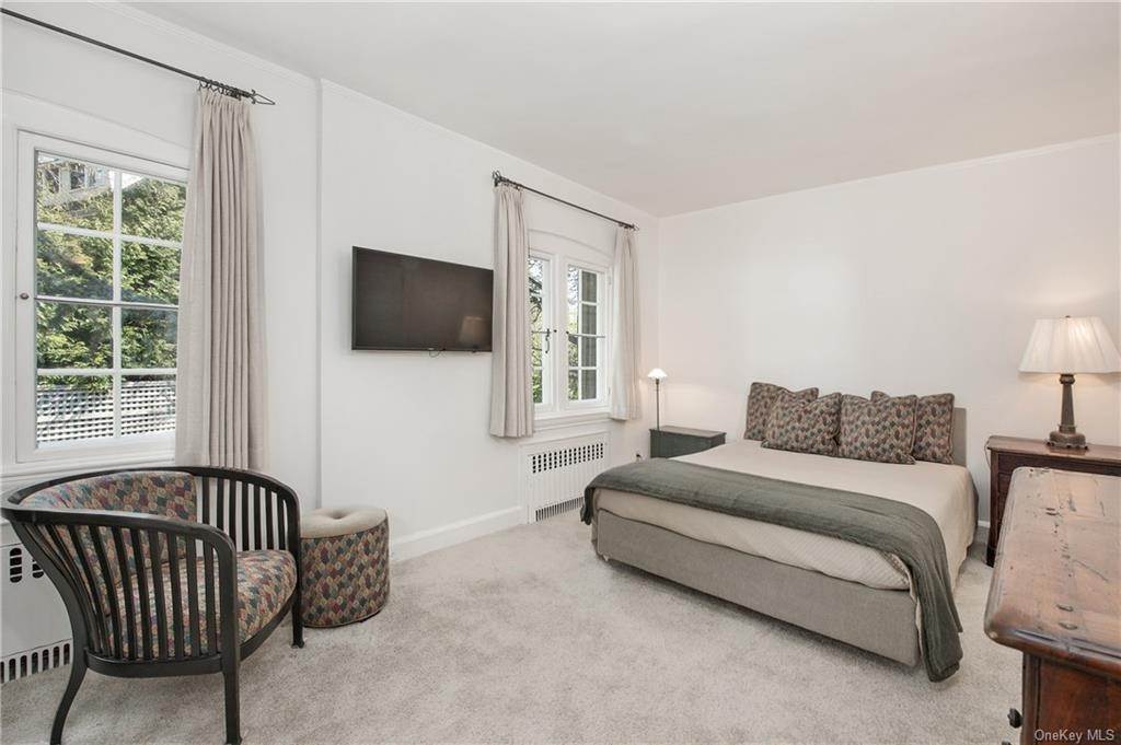 20. Residential for Sale at 17 Greenacres Avenue Scarsdale, New York 10583 United States