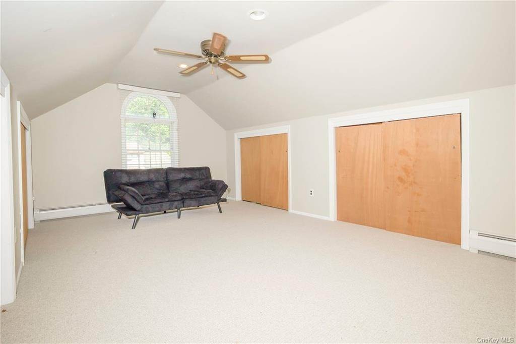 26. Residential for Sale at 406 Red Oak Drive Palisades, New York 10964 United States