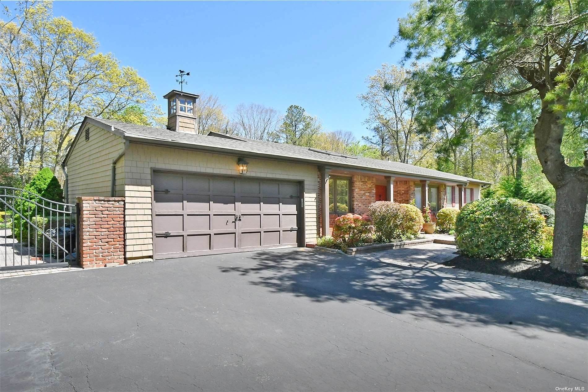 3. Residential for Sale at 5 Chasso Court Dix Hills, New York 11746 United States