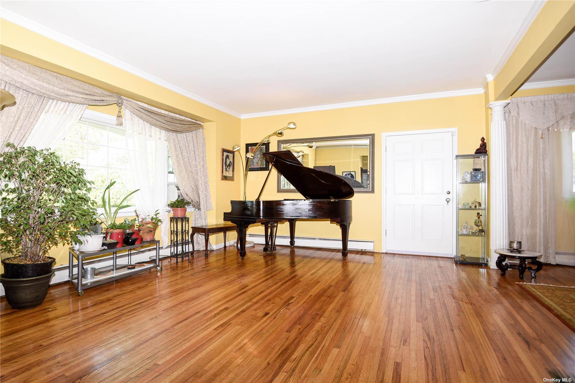 5. Residential for Sale at 211 Syosset Woodbury Road Syosset, New York 11791 United States
