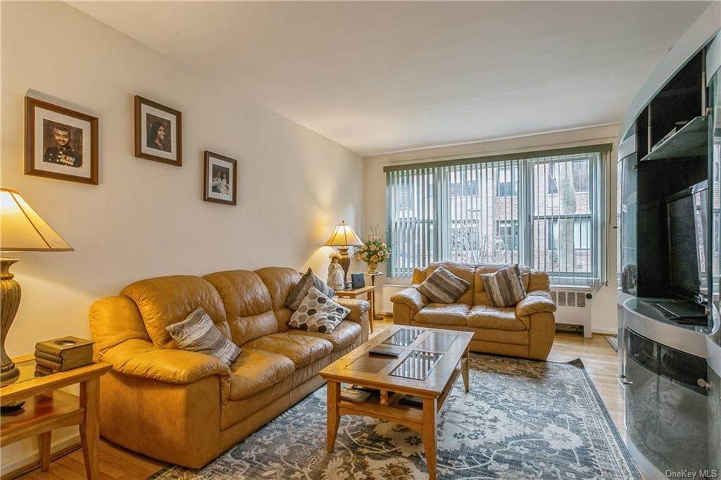 6. Residential for Sale at 953 W Boston Post Road # 1S Mamaroneck, New York 10543 United States