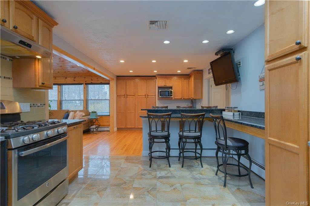 9. Residential for Sale at 19 Lighthouse Court Tomkins Cove, New York 10986 United States