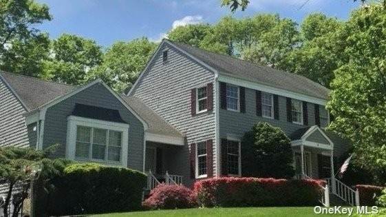 Single Family Homes для того Продажа на 4 Niewood Drive Ridge, Нью-Йорк 11961 Соединенные Штаты