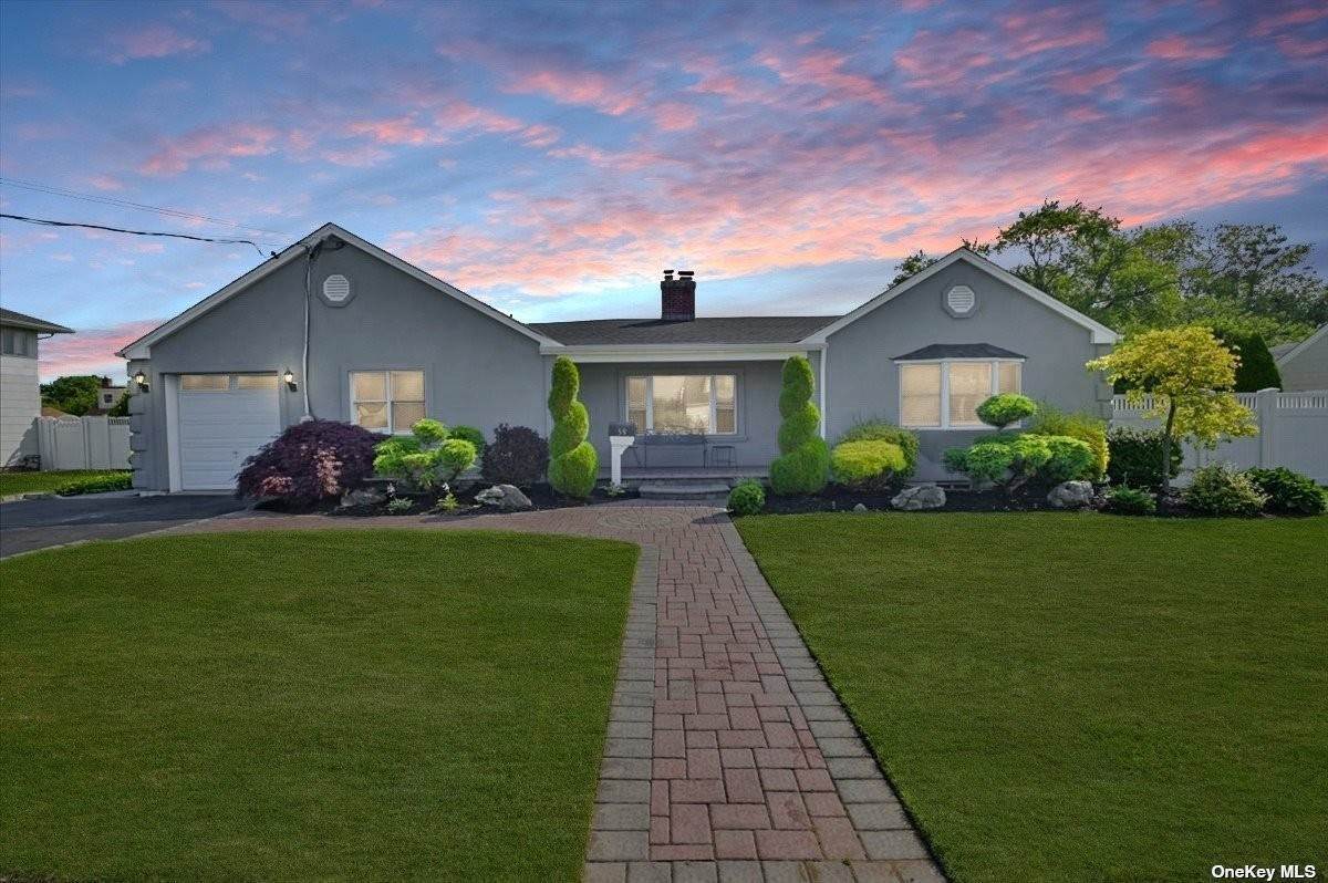 Single Family Homes 为 销售 在 59 S Crescent Drive Farmingdale, 纽约 11735 美国