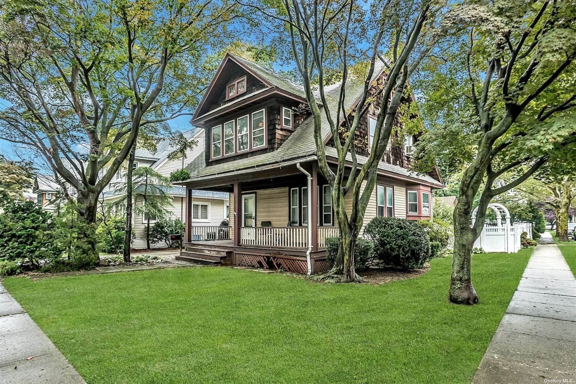 Single Family Homes 为 销售 在 266 Earle Avenue 林布鲁克, 纽约 11563 美国
