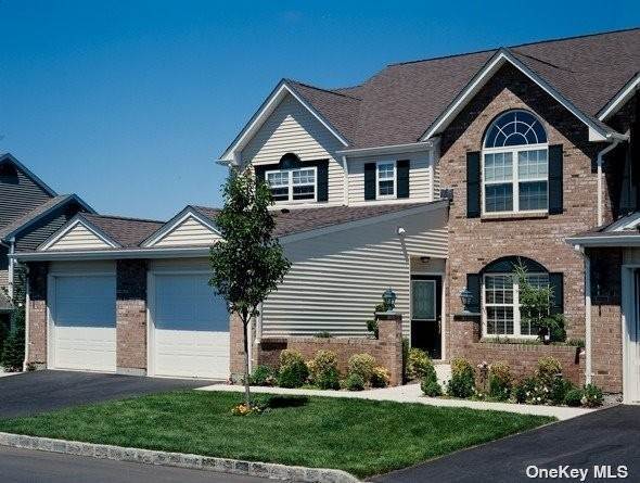 Single Family Homes в 28 Overlook Drive # 28 Farmingville, Нью-Йорк 11738 Соединенные Штаты