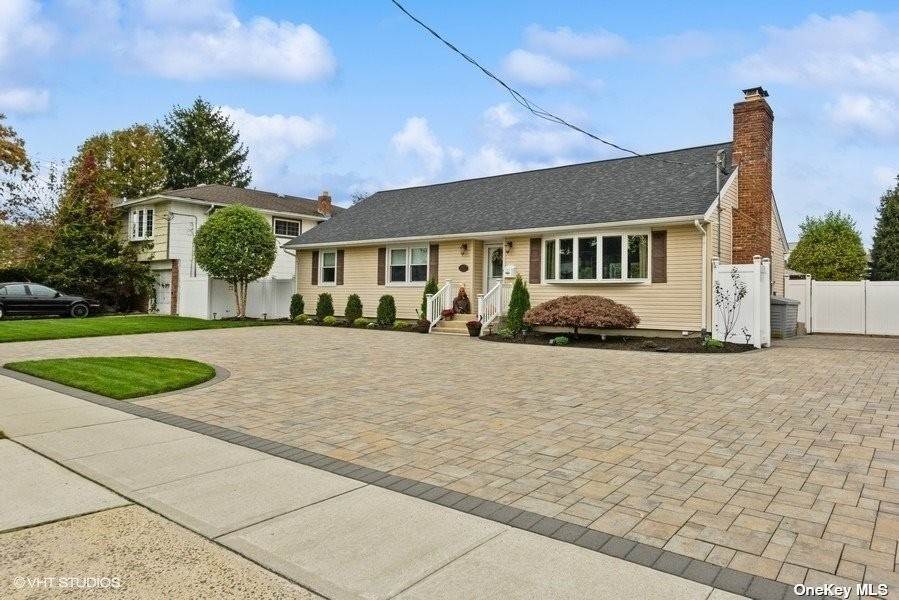 Single Family Homes for Sale at 2071 Waltoffer Avenue North Bellmore, New York 11710 United States