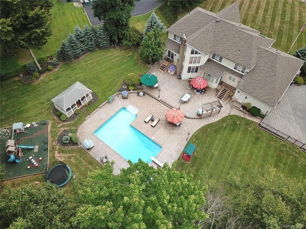 3. Single Family Homes at 6 De Forest Court West Nyack, New York 10994 United States