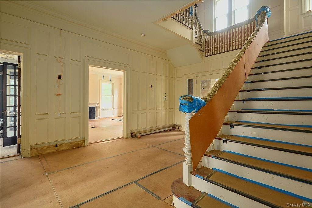 18. Single Family Homes for Sale at 118 Tower Hill Road W Tuxedo Park, New York 10987 United States