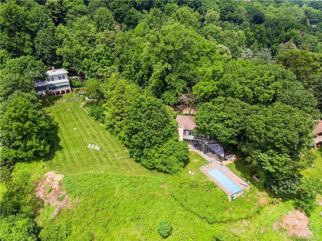 6. Single Family Homes for Sale at 32 Lawrence Lane Palisades, New York 10964 United States
