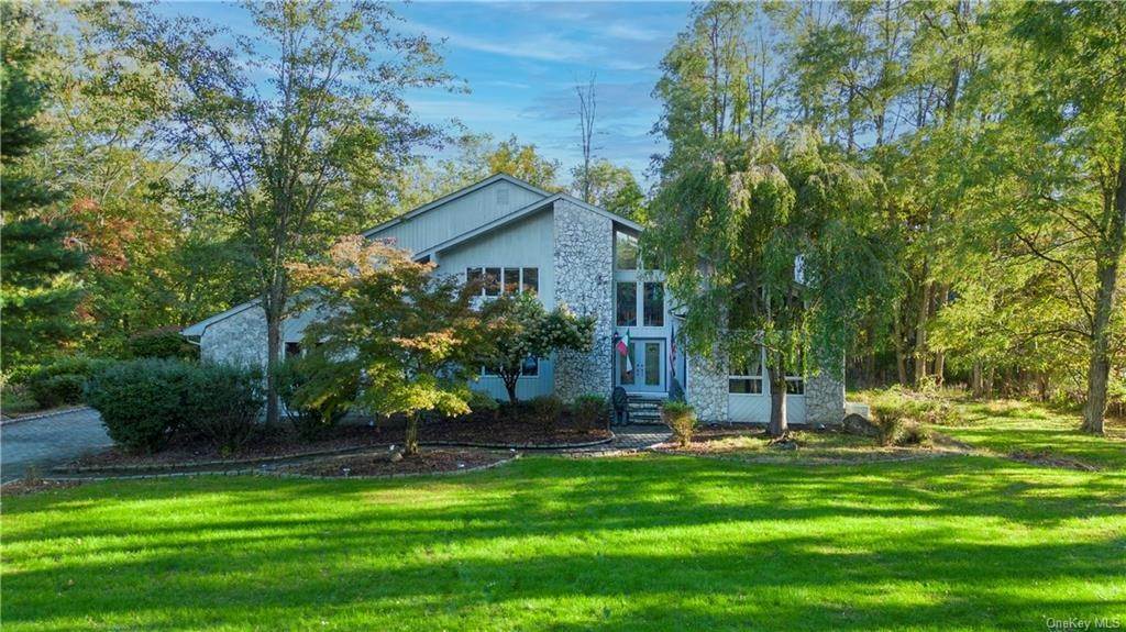 Single Family Homes for Sale at 2 Cutler Court Suffern, New York 10901 United States