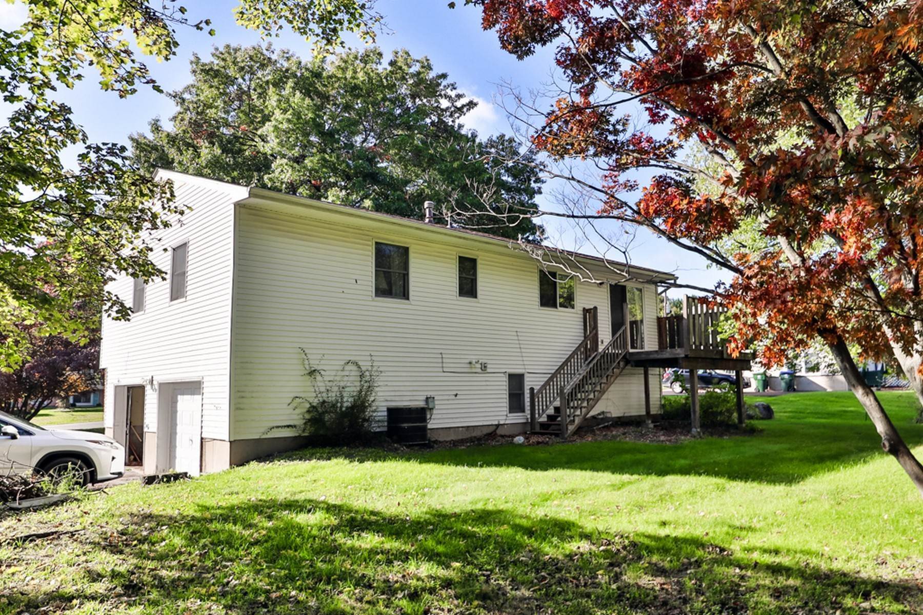 5. Single Family Homes for Sale at Bright Split Level Home 10 MacIntosh Drive Wallkill, New York 10941 United States