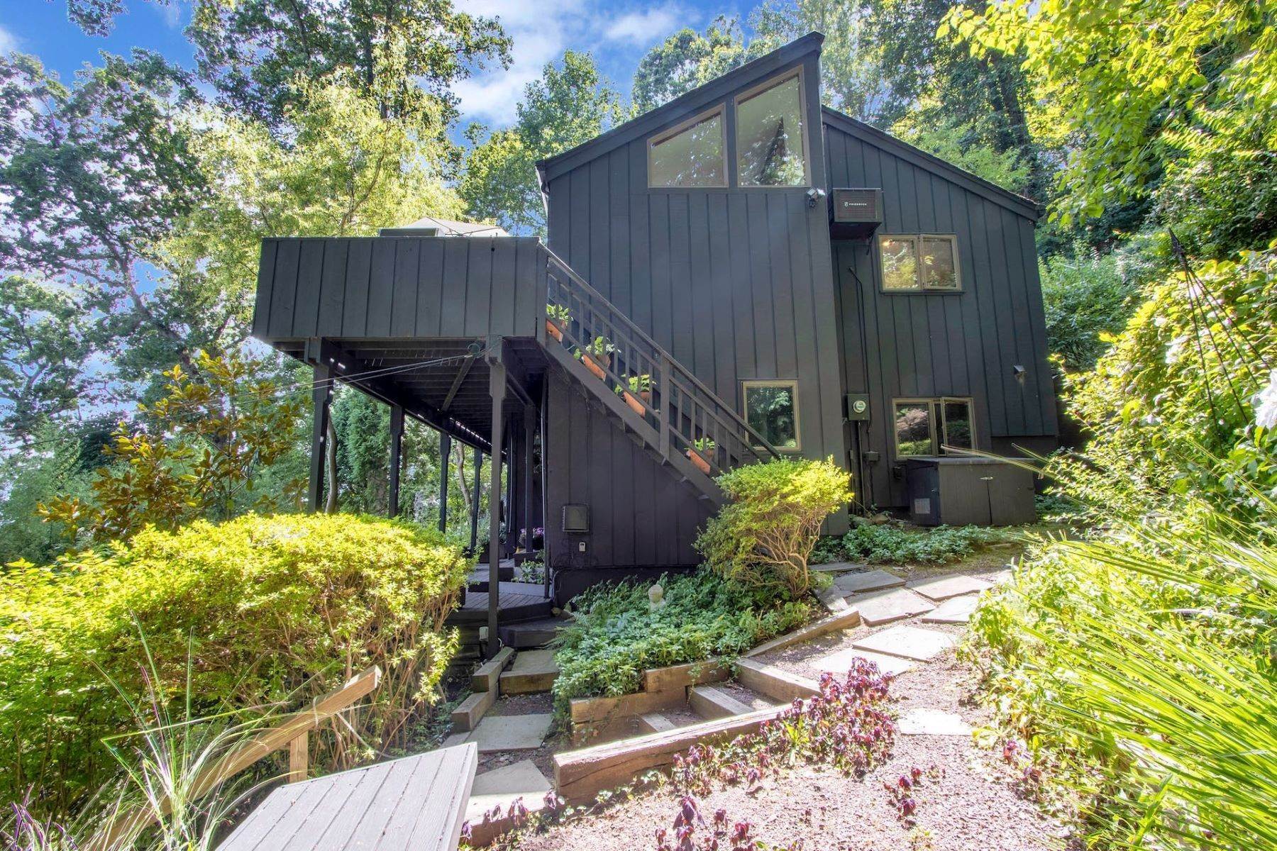 4. Single Family Homes for Sale at Mid-Century Deck House Overlooking the Hudson River 918 Route 9W S Upper Grandview, New York 10960 United States