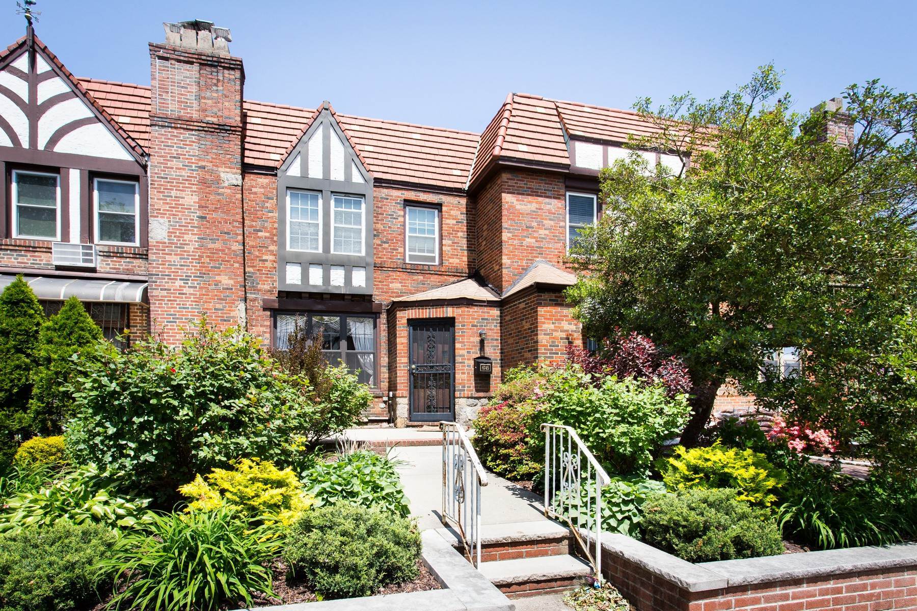 Single Family Homes الساعة UPDATED FOREST HILLS 3 BED TUDOR TOWNHOUSE ON QUIET RESIDENTIAL STREET 67-45 Juno Street, Forest Hills, New York 11375 United States