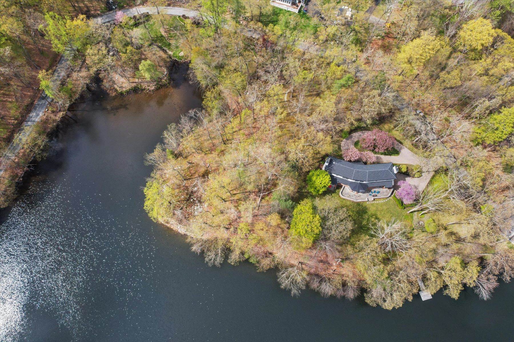 36. Single Family Homes for Sale at Waterfront Excellence 17 Wee Wah Road Tuxedo Park, New York 10987 United States