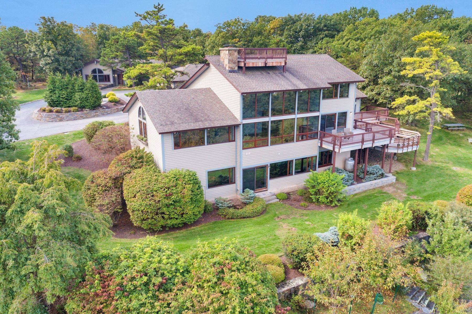 31. Single Family Homes for Sale at Mountaintop Location with Breathtaking Views 12 Mountain Brook Road Cornwall, New York 12518 United States