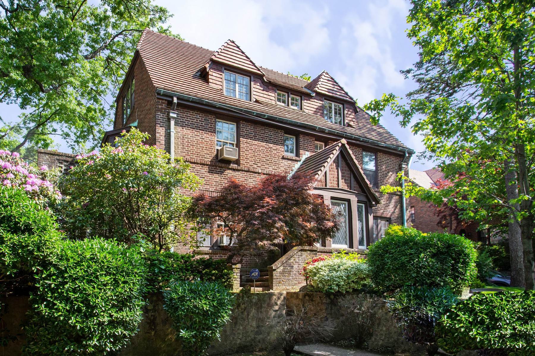 Single Family Homes الساعة 'PROMINENT CENTER HALL 5 BEDROOM BRICK HOME ON QUIET GARDENS STREET' 2 Overhill Road, Forest Hills Gardens, Forest Hills, New York 11375 United States