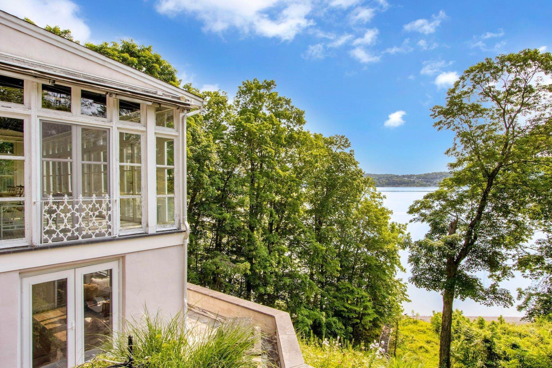 29. Single Family Homes for Sale at Moon River 99 Corbett Lane Palisades, New York 10964 United States
