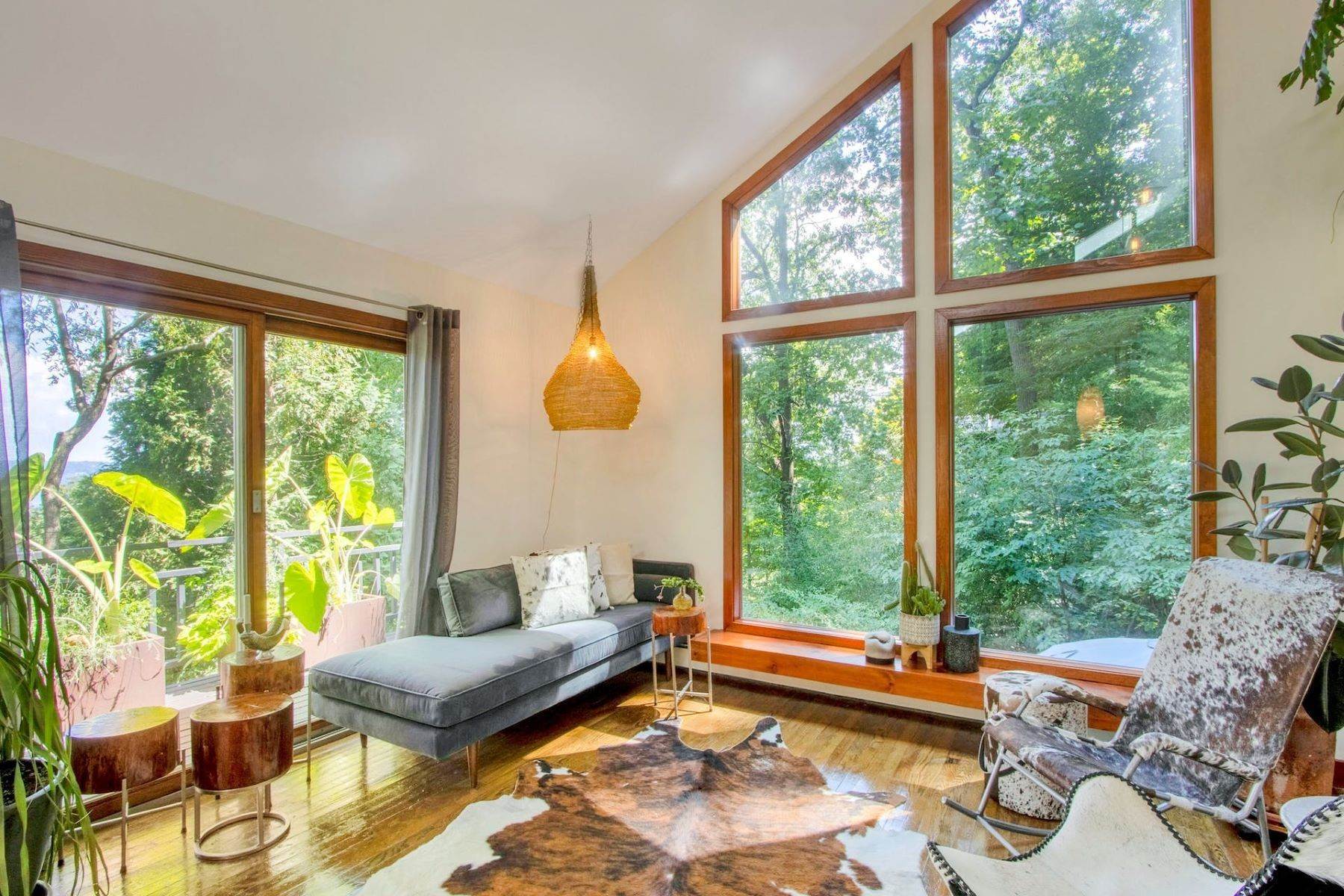 7. Single Family Homes for Sale at Mid-Century Deck House Overlooking the Hudson River 918 Route 9W S Upper Grandview, New York 10960 United States