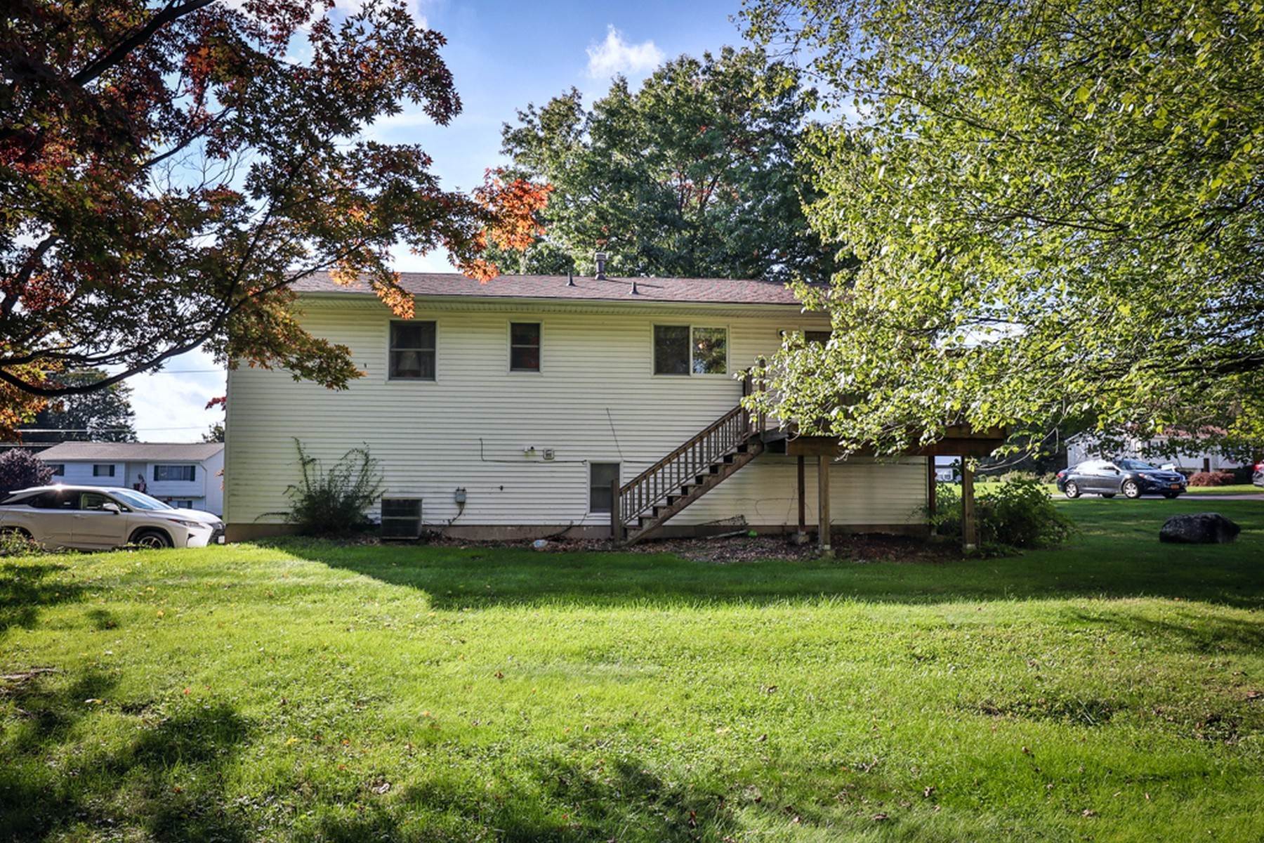 7. Single Family Homes for Sale at Bright Split Level Home 10 MacIntosh Drive Wallkill, New York 10941 United States