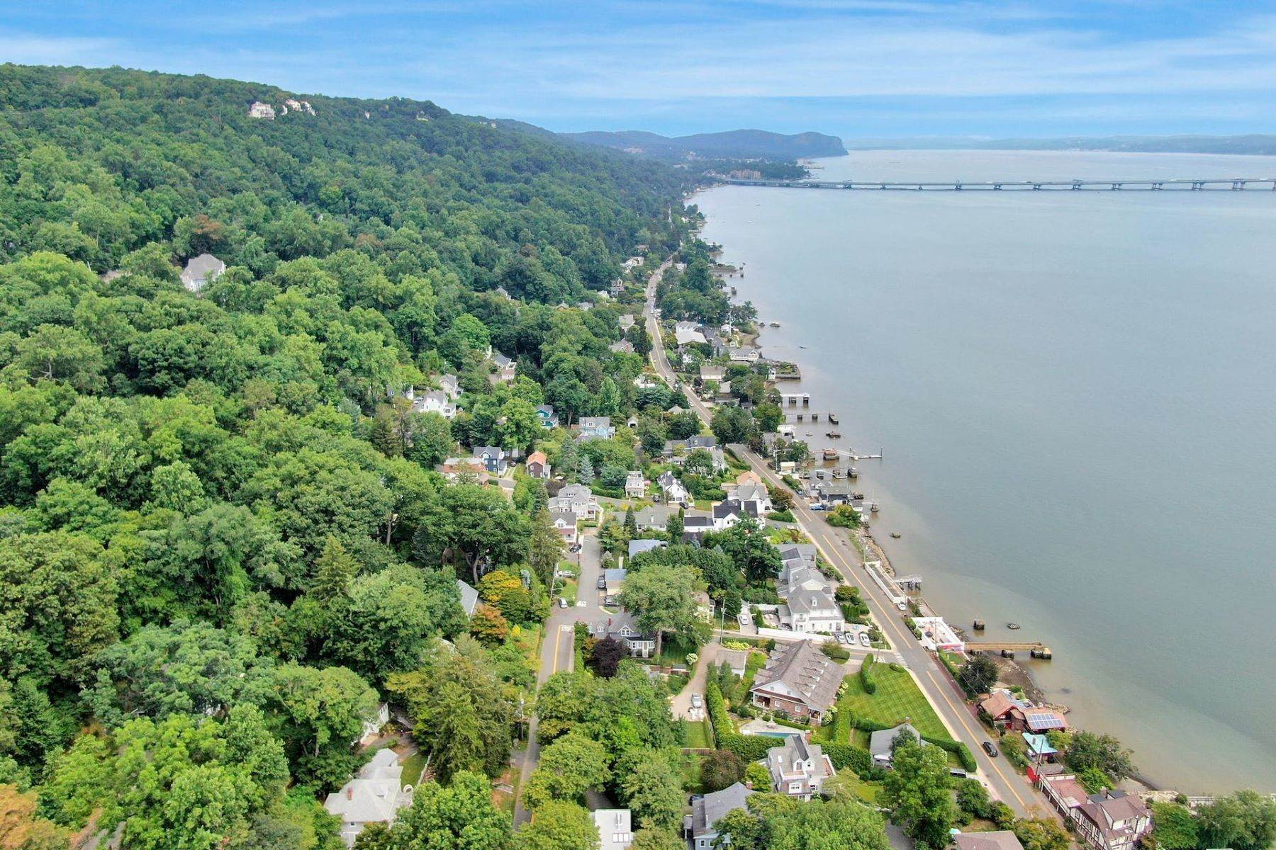 32. Single Family Homes for Sale at Cornell House 315 Hudson Terrace Piermont, New York 10968 United States