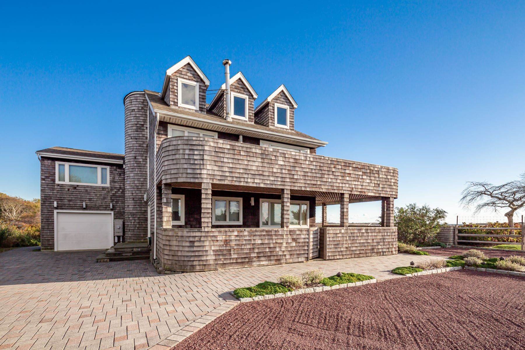 Single Family Homes الساعة PRISTINE TRADITIONAL WITH INCREDIBLE WATER VIEWS Montauk, New York 11954 United States