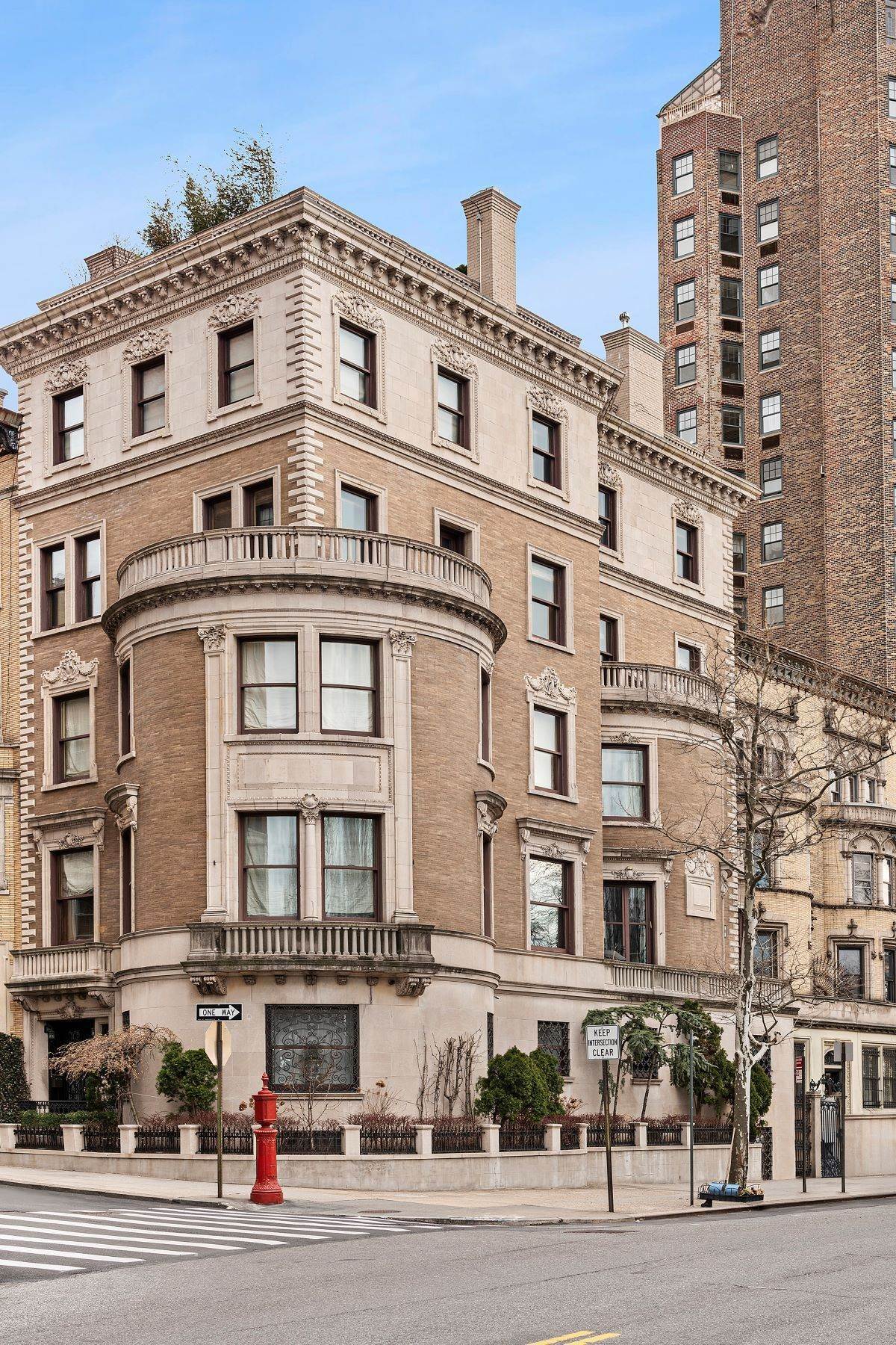 2. Townhouse for Sale at 25 Riverside Drive New York, New York 10023 United States