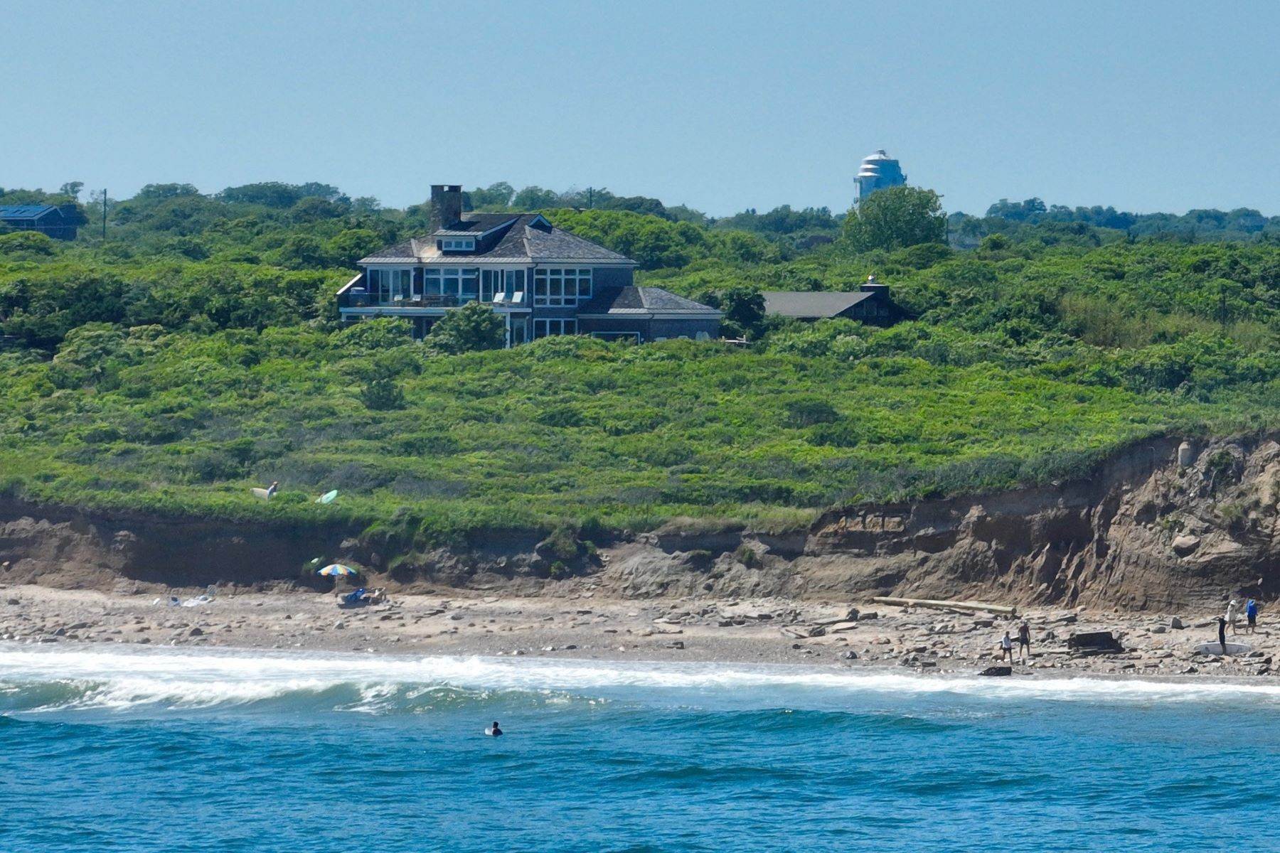 Single Family Homes 在 ON THE BEACH AT POLES 80 Seaside Avenue, Ditch Plains 蒙托克, 纽约 11954 美国